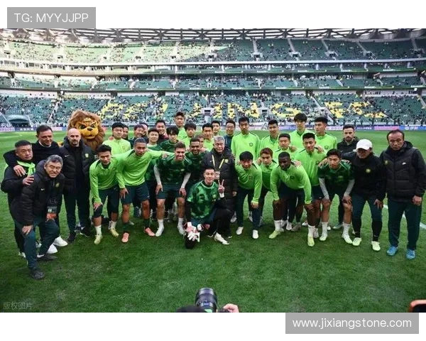 国安队员昨晚齐聚塞蒂恩住处送别情深意重温暖时刻